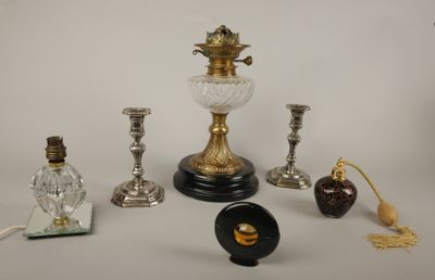 beaucoup d'objets en verre et en laiton sur la table