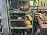 une étagère verte sur laquelle sont posés de nombreux outils