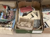 de nombreux cartons de livres posés sur le sol les uns à côté des autres