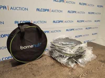 un sac contenant divers objets posé sur une table devant un mur
