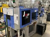 une machine installée à l'intérieur d'une usine