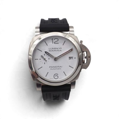 une montre blanche avec un bracelet noir sur un fond blanc