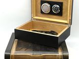 une boîte en bois contenant une paire de montres-bracelets