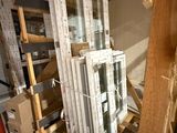 plusieurs pièces de bois sont empilées dans une pièce