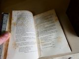 une personne tenant un livre ouvert à la main