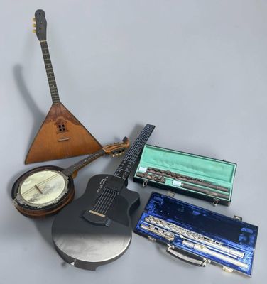 a lot of musical instruments that are sitting on a table