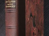un vieux livre posé sur une table à côté d'un fond noir