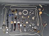 beaucoup de bijoux posés ensemble sur la table