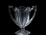 un gros plan d'un vase en verre transparent sur fond noir