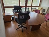 un bureau avec une chaise et un ordinateur dessus