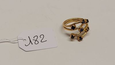 un gros plan sur une bague et une étiquette posées sur une table
