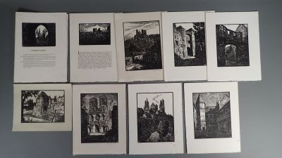 plusieurs photos en noir et blanc montrant une pile de livres posés sur une table