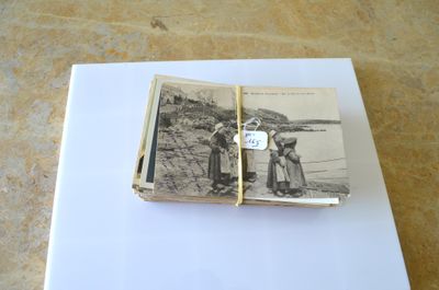 un vieux livre avec l'image d'un homme et d'une femme
