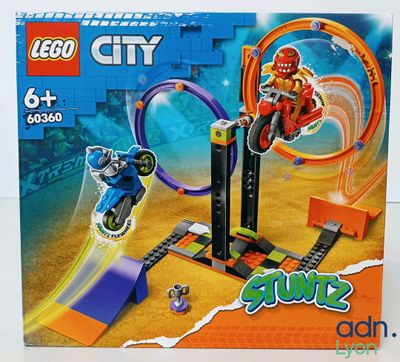 Le coffret Lego City Stuntz se trouve dans la boîte posée sur la table
