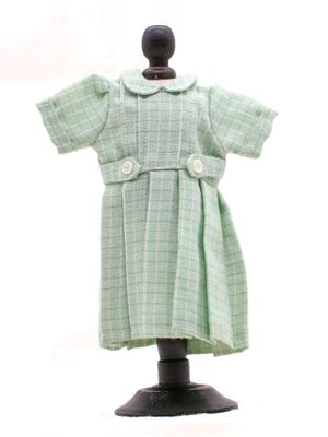 une photo d'une robe à carreaux verts sur un mannequin