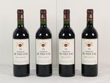 trois bouteilles de vin rouge sont alignées sur une table