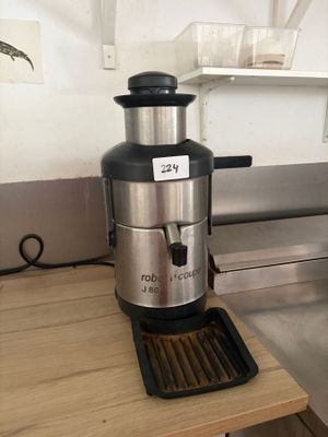 une cafetière posée sur le comptoir d'une cuisine