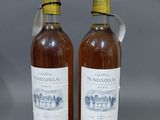 deux bouteilles de vin posées l'une à côté de l'autre sur une table