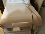 une machine à laver blanche posée sur un sèche-linge dans une pièce