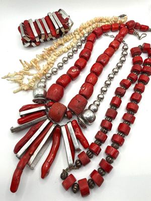 Trois colliers en perles de bambou de mer teinté (imitation …