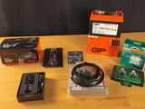 une photo d'une table sur laquelle sont posés de nombreux appareils électroniques divers