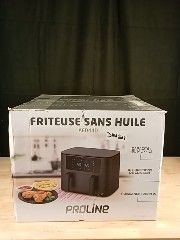 une boîte de nourriture posée sur une table devant un rideau