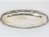 une assiette en argent avec un motif décoratif sur le bord