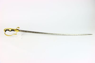 une épée posée sur une surface blanche