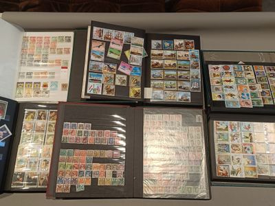 plusieurs types de timbres différents sur une table