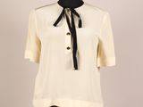 une chemise blanche et une cravate noire sur un mannequin