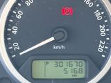 un gros plan sur le compteur de vitesse d'une voiture