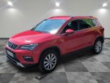 un SUV Aten aux sièges rouges garé dans un showroom