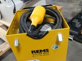 une boîte jaune contenant un tuyau