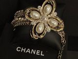 un gros plan sur un sac orné d'une broche en forme de fleur