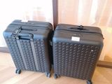 deux bagages posés l'un à côté de l'autre sur le sol
