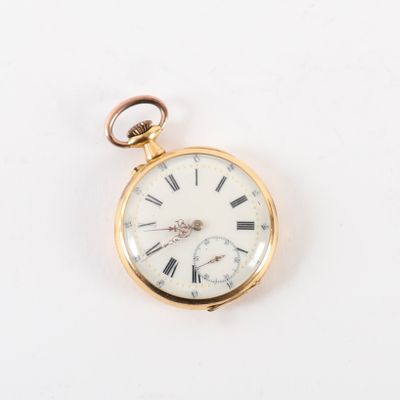 une montre de poche en or avec des chiffres romains