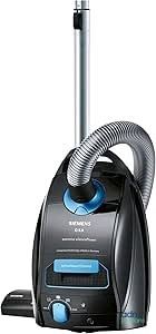 aspirateur noir et bleu avec un tuyau posé dessus