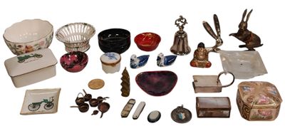 un grand nombre d'objets posés sur une surface blanche