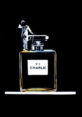 un tableau représentant une femme debout sur un flacon de parfum