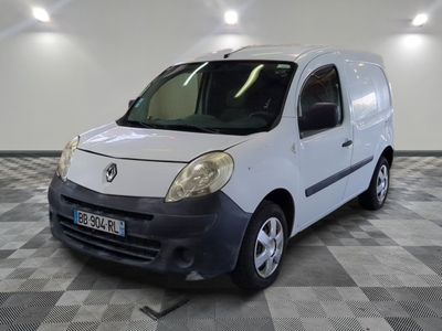 la photo d'une camionnette blanche garée dans un garage