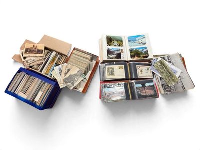 deux boîtes remplies de différents types de cartes et d'argent, empilées l'une sur l'autre