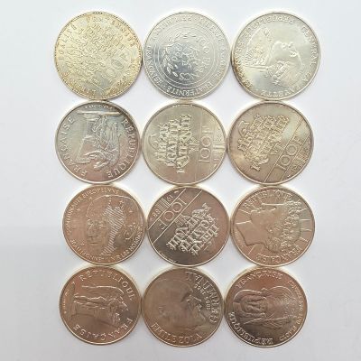 une collection de différentes pièces de monnaie britanniques sur un fond blanc
