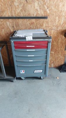 deux tiroirs et un chariot dans un garage