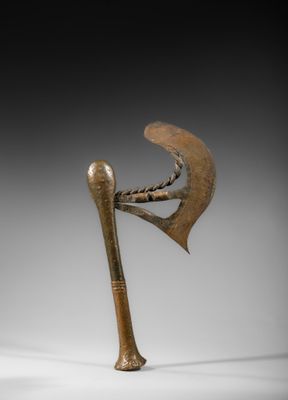 l'image d'une hache en bronze sur un fond blanc