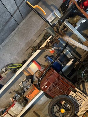 un petit chariot qui se trouve dans le garage