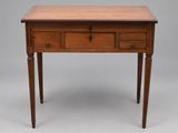 une petite table en bois avec deux tiroirs et un tiroir en dessous