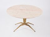 une table ronde en marbre avec des pieds en laiton et un plateau en marbre blanc