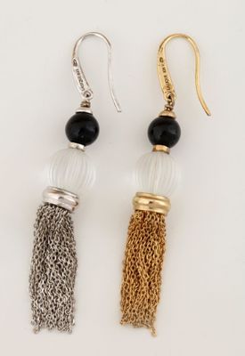 deux paires de boucles d'oreilles à pampilles avec des chaînes dorées et des perles noires