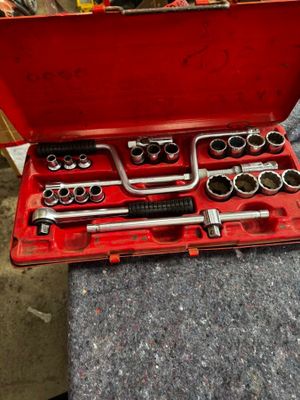 une boîte à outils rouge avec des outils sur une table