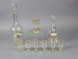 un grand nombre d'objets en verre posés sur une table